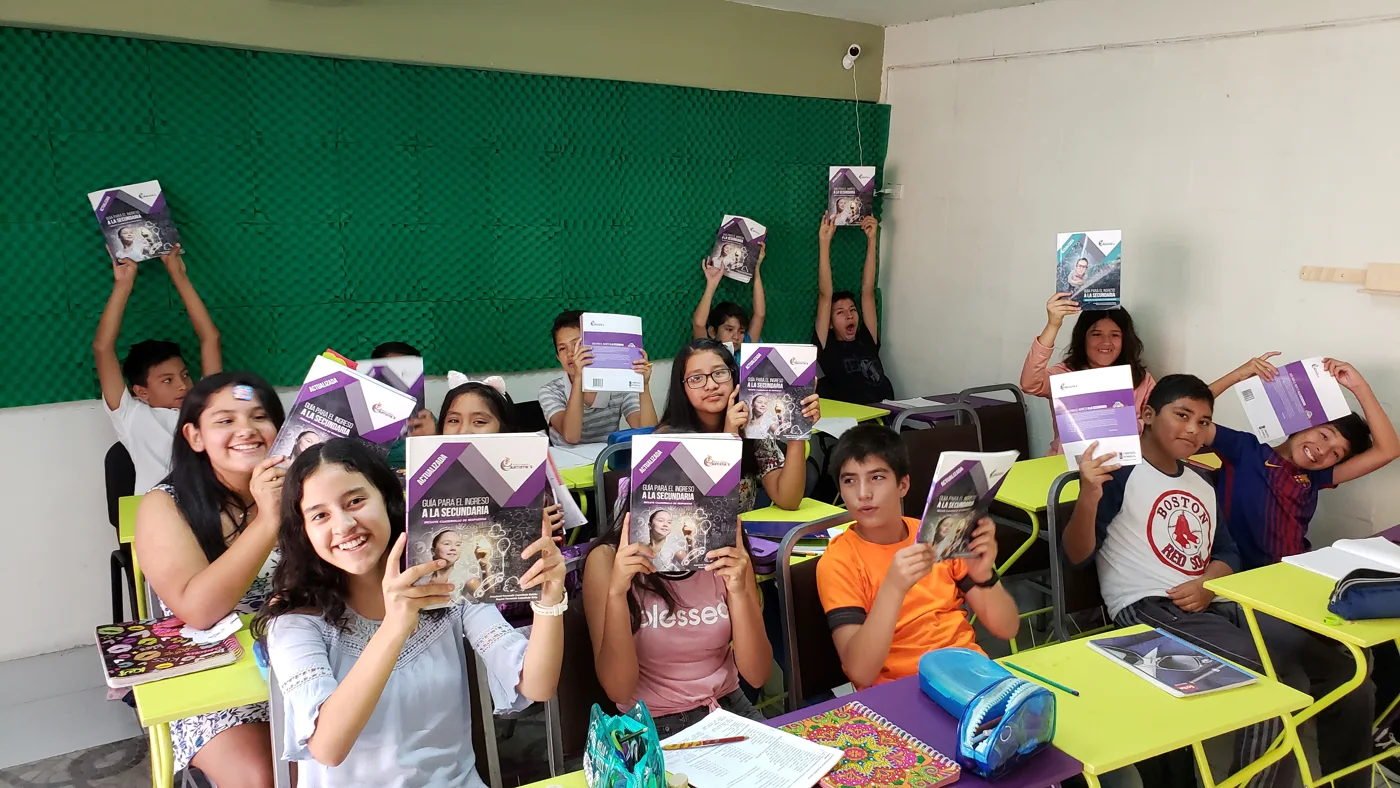 Un grupo de alumnos de CEREX muestra sus materiales de estudio durante una clase