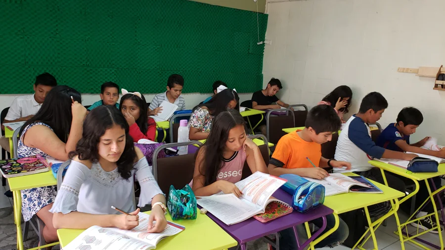Estudiantes de CEREX resolviendo ejercicios en sus cuadernos